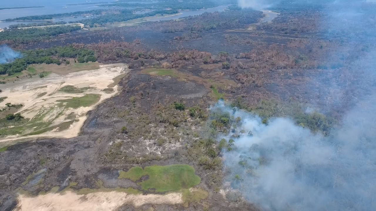 Fogo volta a atingir o Cacau Pirêra e consome vasta área florestal às margens da AM-070