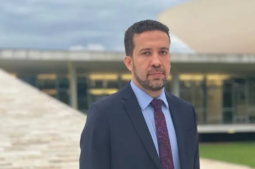 Deputado André Janones vai para a UTI após debate entre Lula e Flávio Bolsonaro