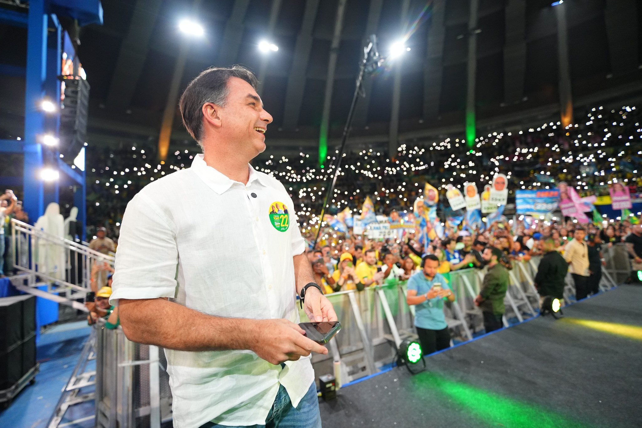 Flávio Bolsonaro lidera contagem parcial dos votos para presidente