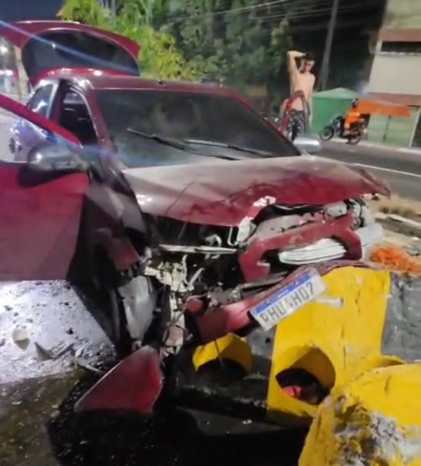 Vídeo: Motorista fica ferido após carro colidir com mureta de concreto na Av. Coronel Teixeira