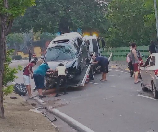 Carro fica destruído em acidente violento na Av. Darcy Vargas