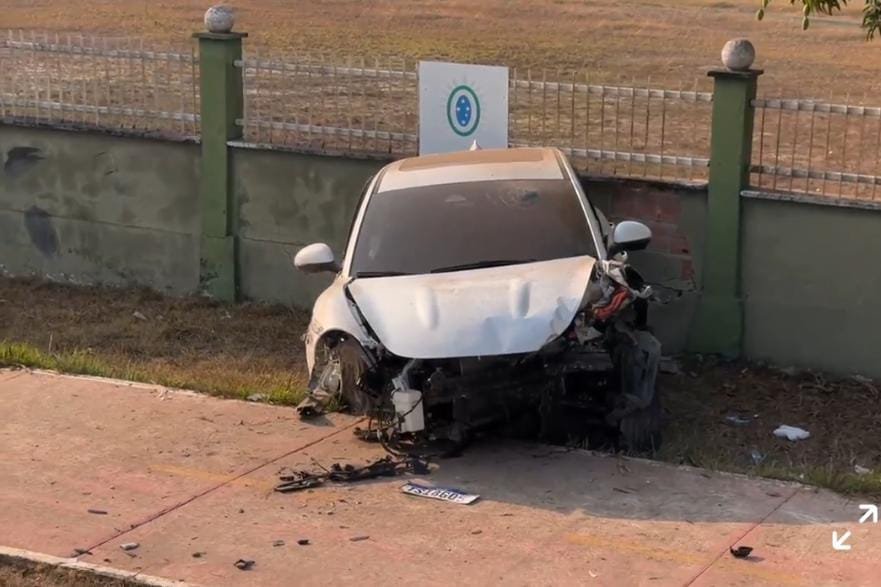 Casal fica gravemente ferido após carro derrubar poste na avenida Coronel Teixeira