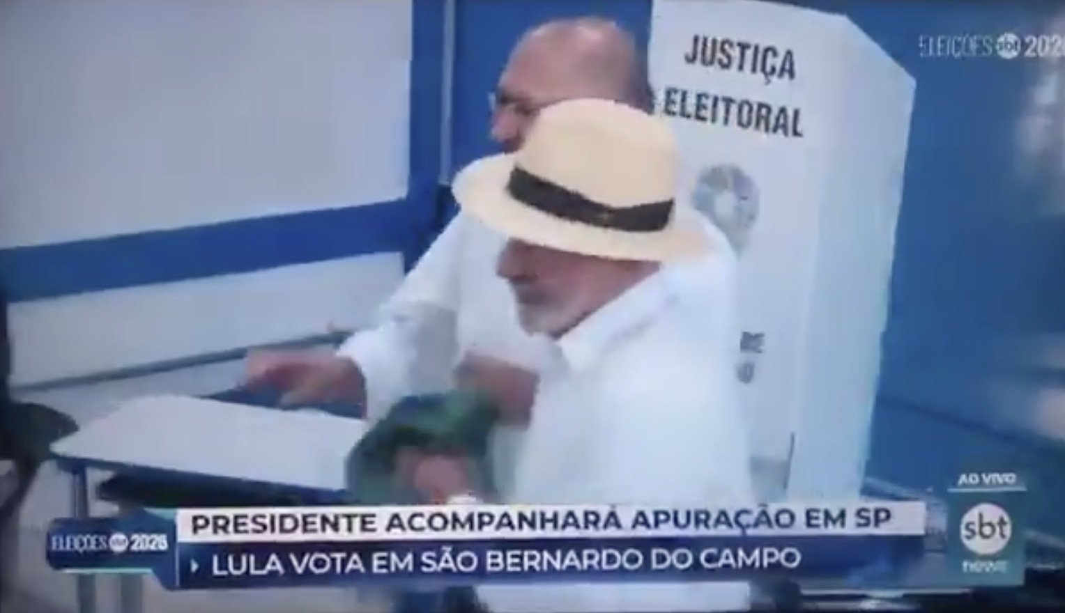 Vídeo de Lula enrolando e jogando bandeira após votar viraliza