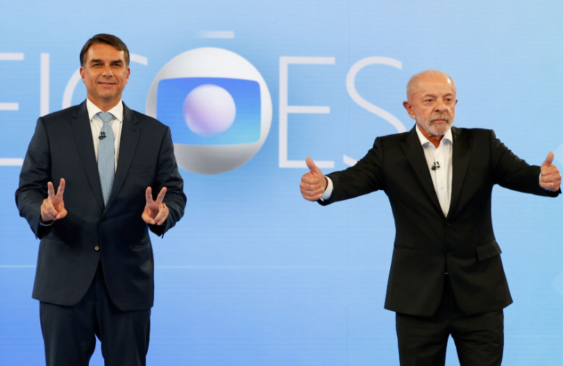 Lula e Flávio Bolsonaro confrontam propostas e trocam acusações em debate decisivo na TV Globo
