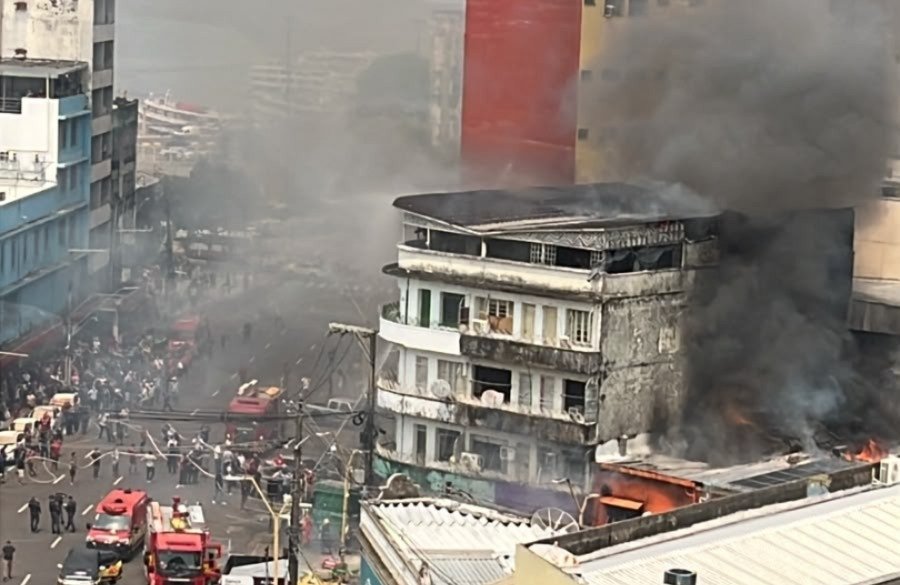 Fogo e fumaça densa tomam conta de prédio no Centro de Manaus
