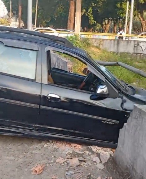 Carro fica preso em mureta após quase despencas no Igarapé do Franco na Compensa
