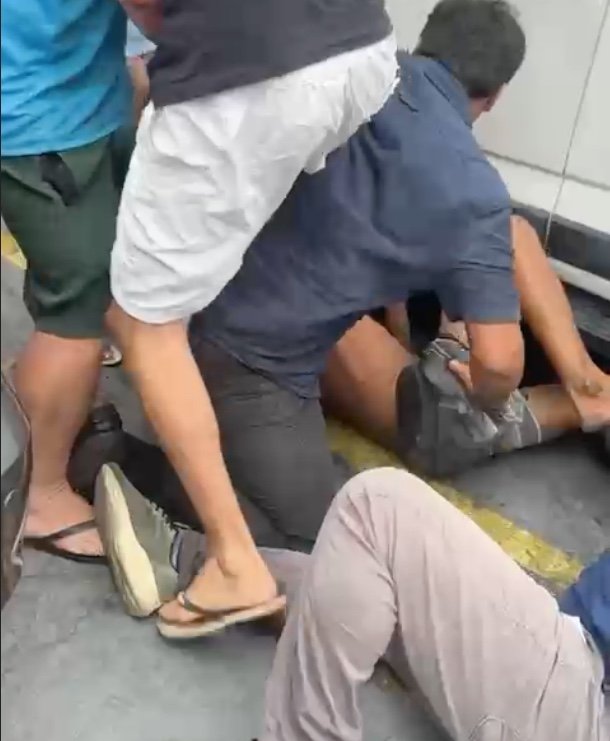 Moradores encontram suspeito de assalto escondido embaixo de carro e o agridem em Manaus; vídeo