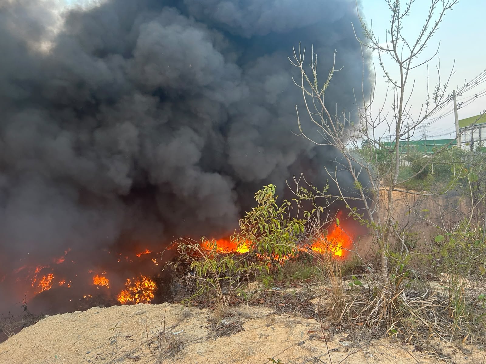 Incêndio no Distrito continua após 15 horas e se aproxima de empresa de produtos químicos