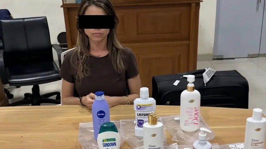 Brasileira é presa ao tentar entrar com cocaína na Indonésia que tem pena de morte para o crime