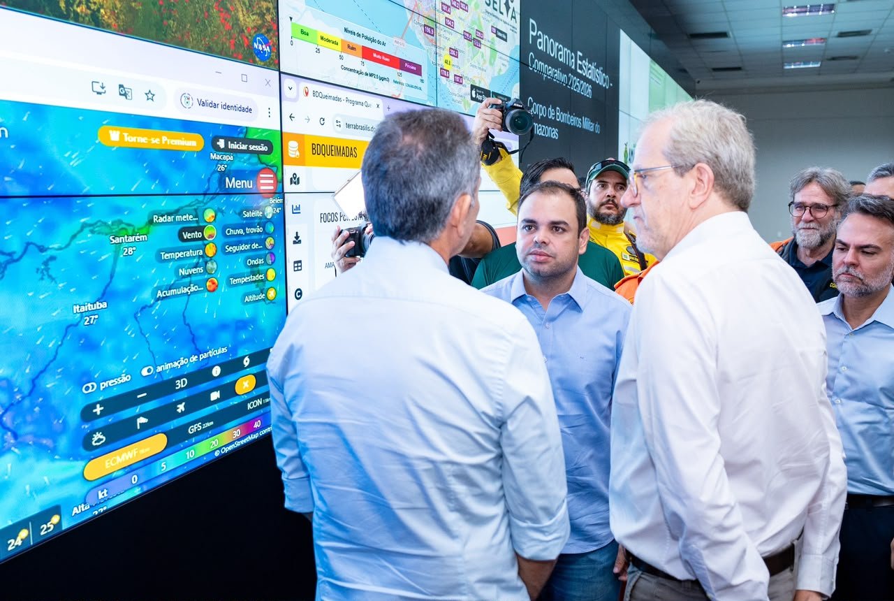 Roberto Cidade mostra a ministros monitoramento que rastreia focos de incêndio e fumaça