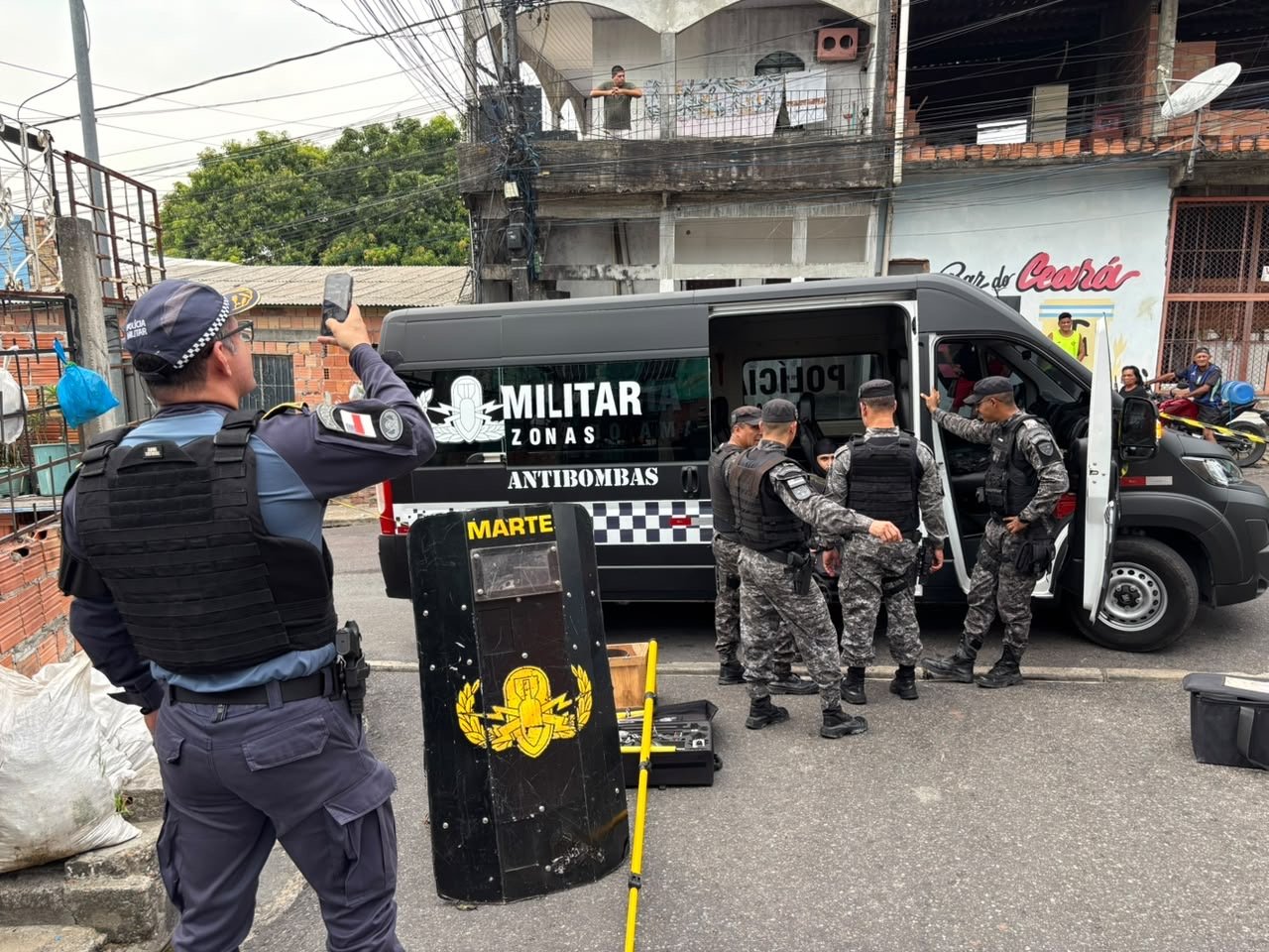 Polícia isola área próxima a ponto de votação na Zona Norte após achar supostos explosivos