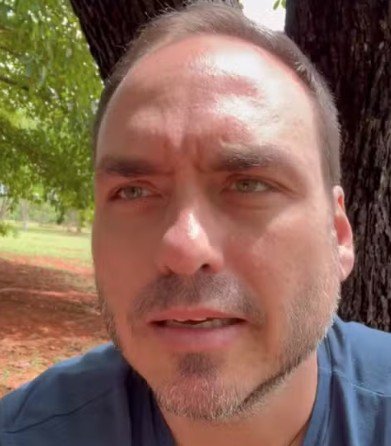 Carlos Bolsonaro chora ao falar com o pai após derrota de Flávio: “Desculpa. A gente falhou”