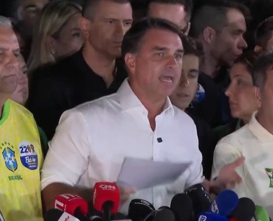 Após derrota nas urnas, Flávio Bolsonaro diz que vai pedir anulação do segundo turno