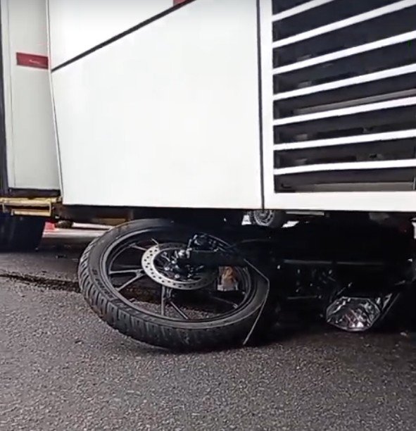 Motociclista de aplicativo é arrastado por ônibus após acidente em cruzamento de Manaus