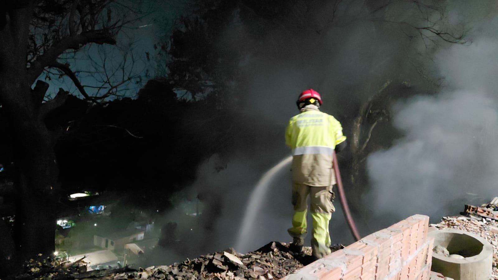 Incêndio volta a atingir área de mata e deixa moradores em alerta no Jorge Teixeira