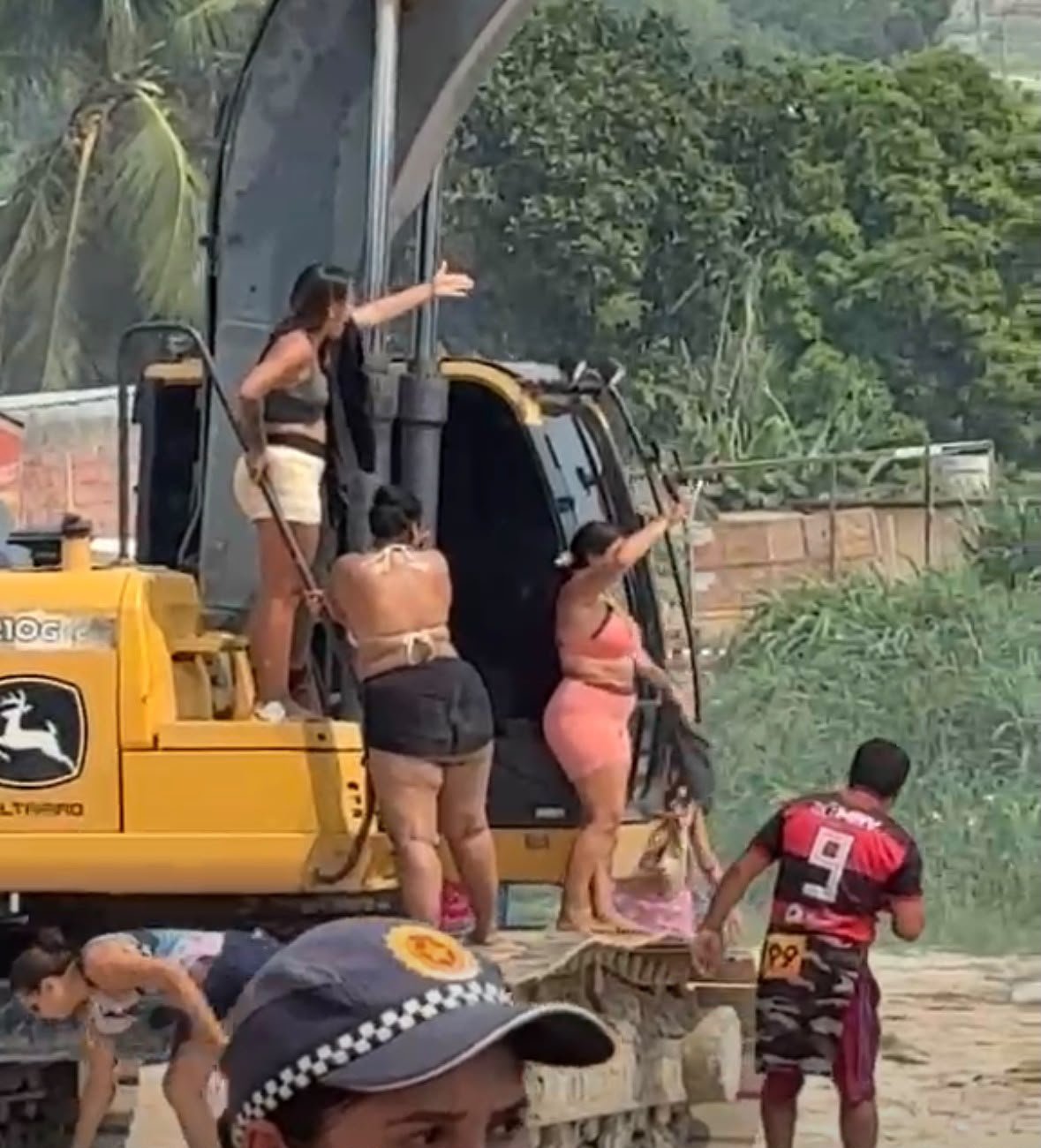 Veja imagens: Reintegração de posse mobiliza forças de segurança no bairro Santa Etelvina