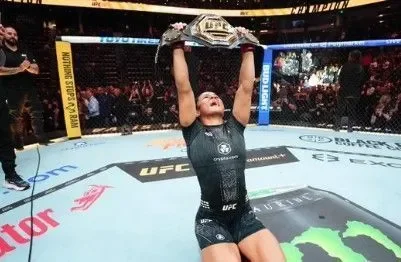 Natália Silva conquista primeiro cinturão brasileiro do peso-mosca no UFC