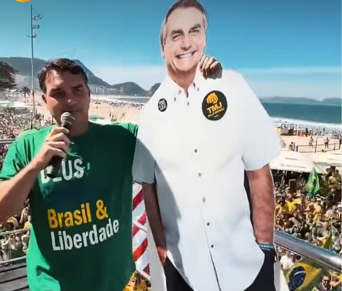 Flávio Bolsonaro diz que pai colocará faixa presidencial em 2027