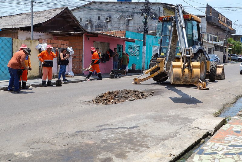 Problema em tubulação causa afundamento de trecho de rua no São José