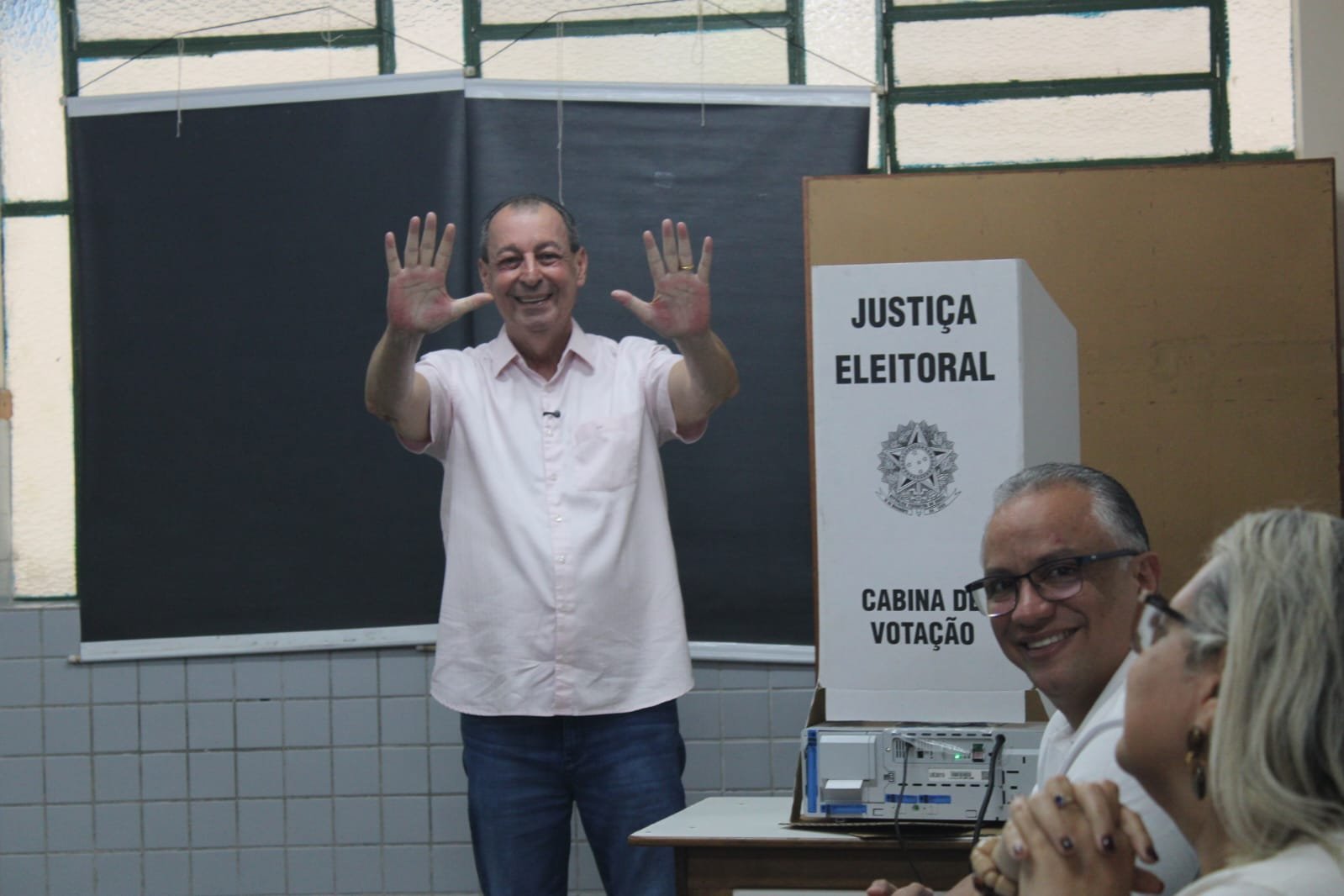 Omar Aziz vota em Manaus e diz que propostas são factíveis