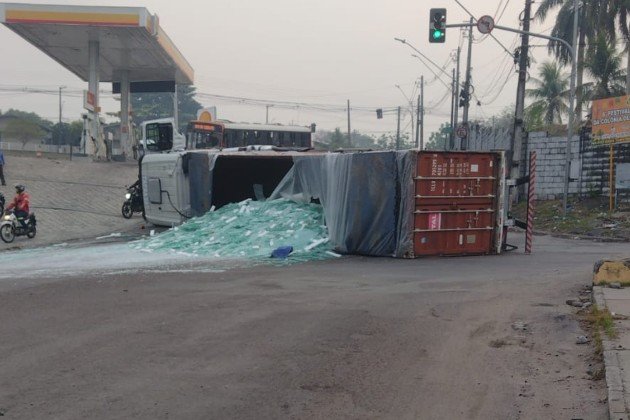 Carreta tomba na entrada do Portão Chibatão e bloqueia via em Manaus