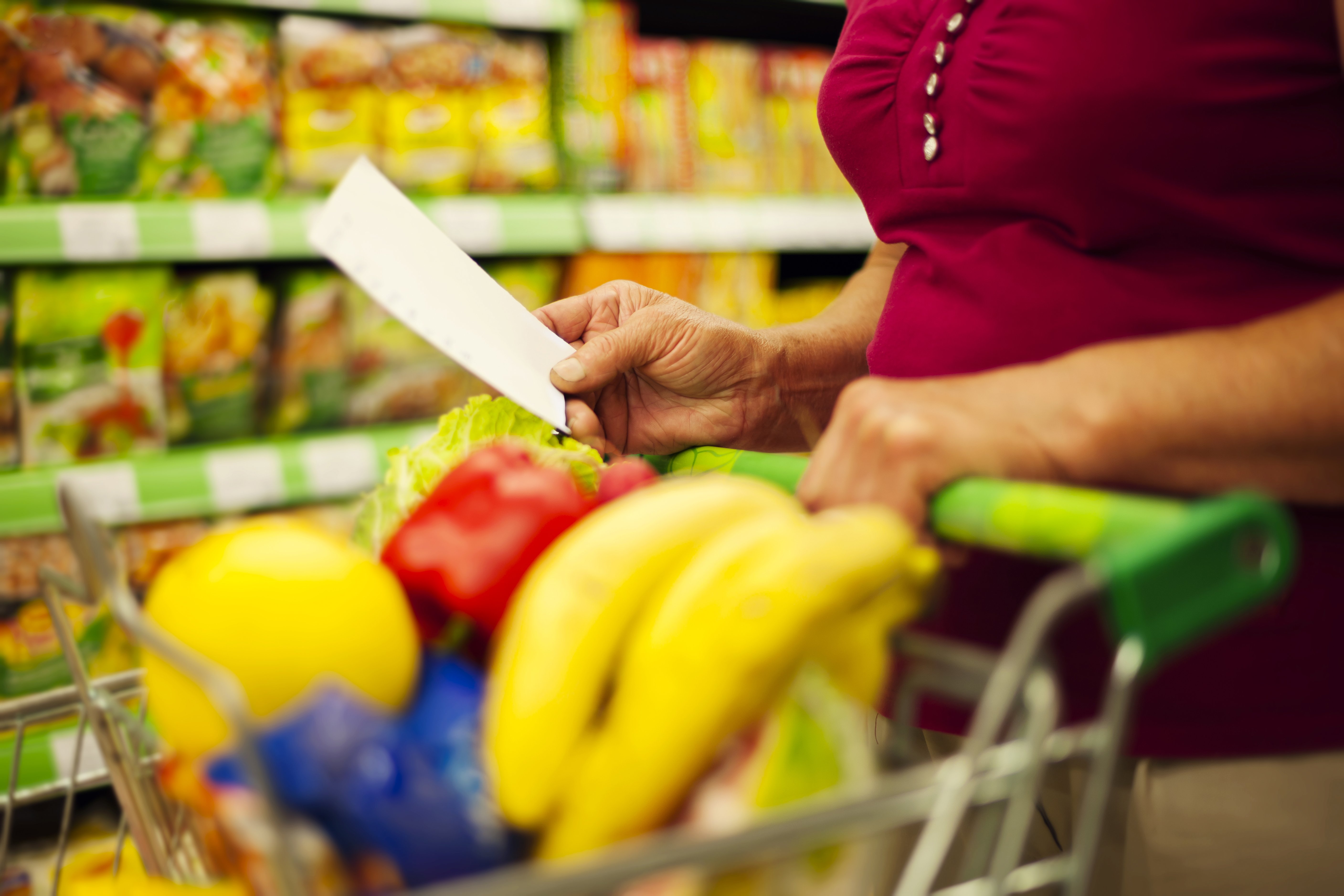 Alimentação compromete orçamento de 59% dos brasileiros, aponta Serasa