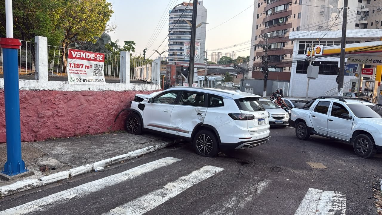 Quatro pessoas ficam feridas em acidente entre carros no Adrianópolis