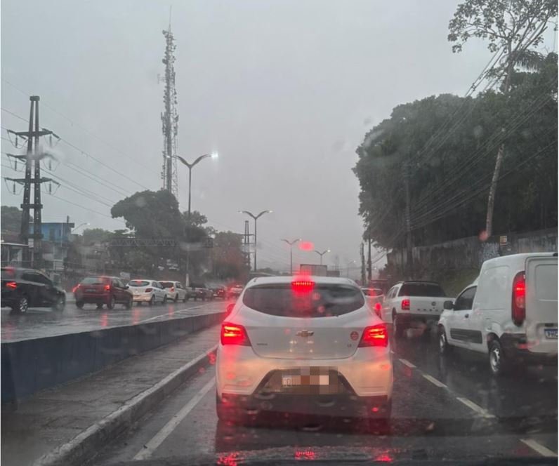 Após pior ar do mundo, chuva volta a cair em Manaus com forte cheiro