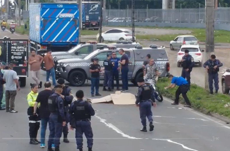 Motociclista morto na Torquato Tapajós teria sido atingido por carro antes de cair sob caminhão
