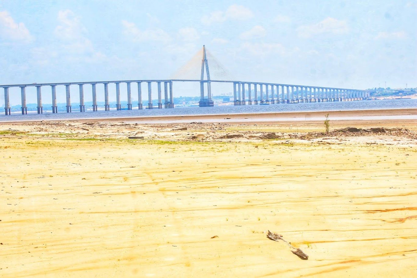 Rio Negro recua e fica quase 4 metros abaixo do nível registrado em 2025 em Manaus
