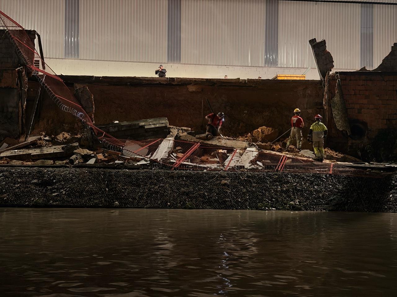 Mulher foge de temporal antes de ter moradia atingida por muro no Jorge Teixeira