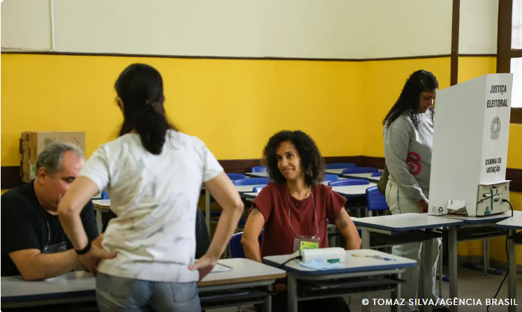Trabalhador escalado no dia da eleição tem direito a ausência para votar sem desconto no salário