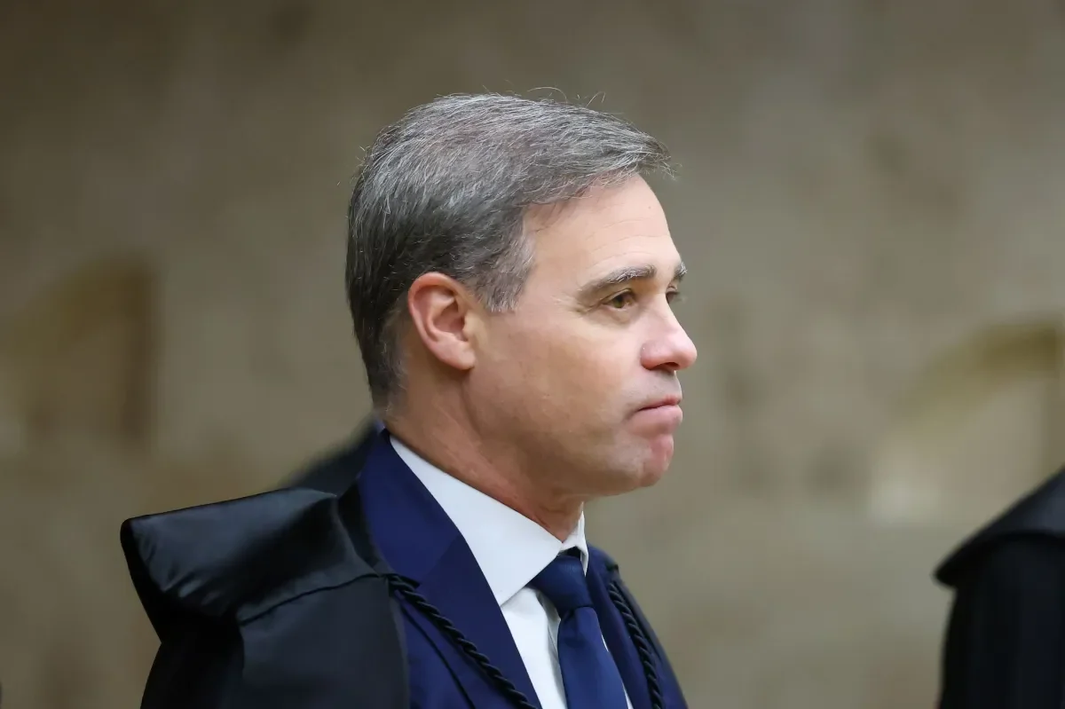 Mendonça fixa multa de R$ 10 mil por dia se deputados republicarem vídeo sobre Flávio