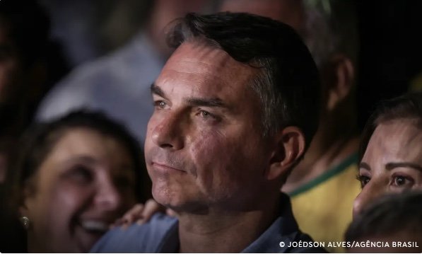 PF cancela passaporte de Flávio Bolsonaro e informa STF sobre descumprimento de ordem
