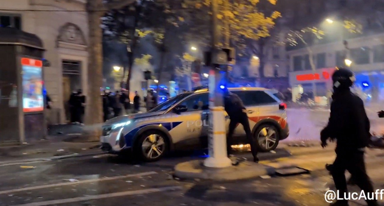 VÍDEO: Cenas impressionantes de pancadaria marcam manifestações por conta do alto custo de vida na França