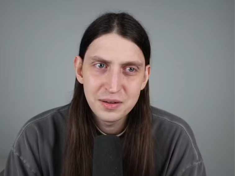 Felca volta ao Youtube e fala sobre sobre bullying e fobia social