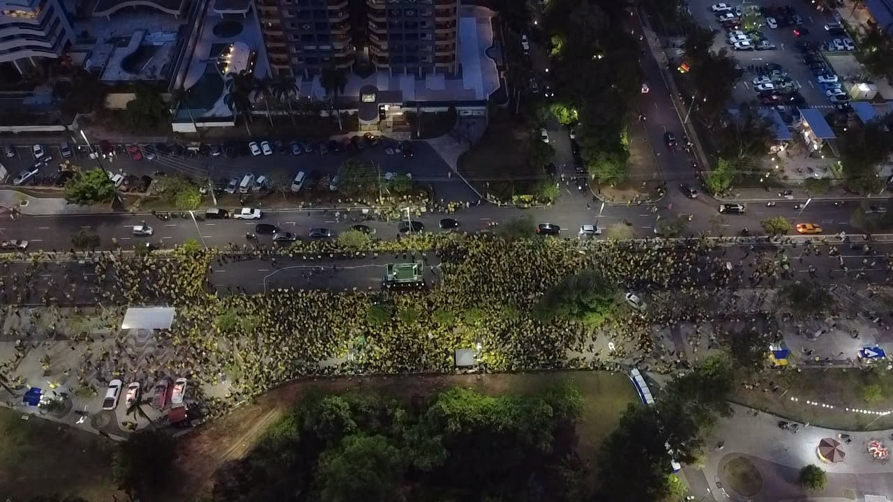 Multidão de apoiadores aguarda Flávio Bolsonaro e aliados em ato político na Ponta Negra