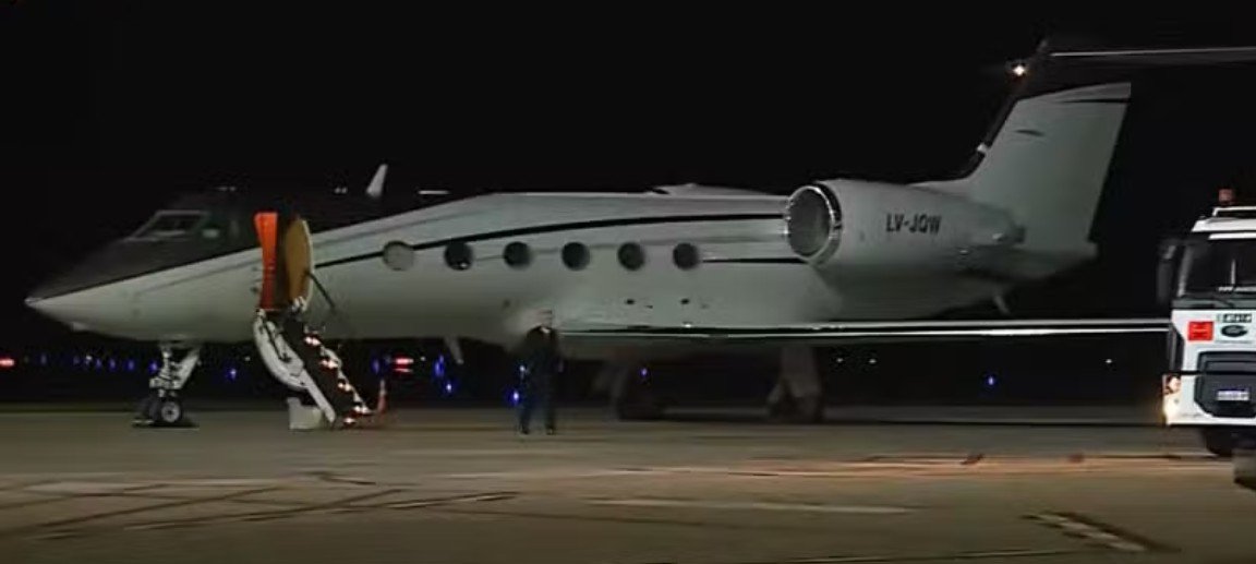 Flávio e família deixam o Equador em voo privado para Miami, nos EUA