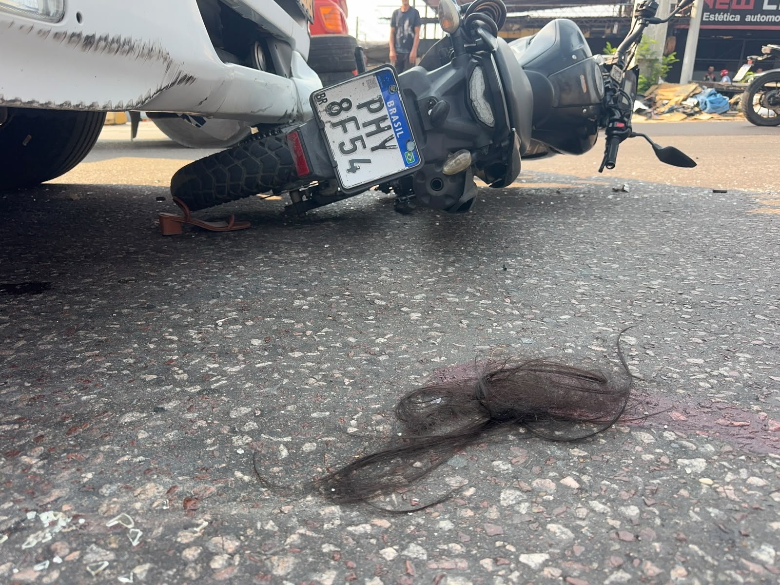 Mulher sobrevive a grave acidente na Avenida Cosme Ferreira