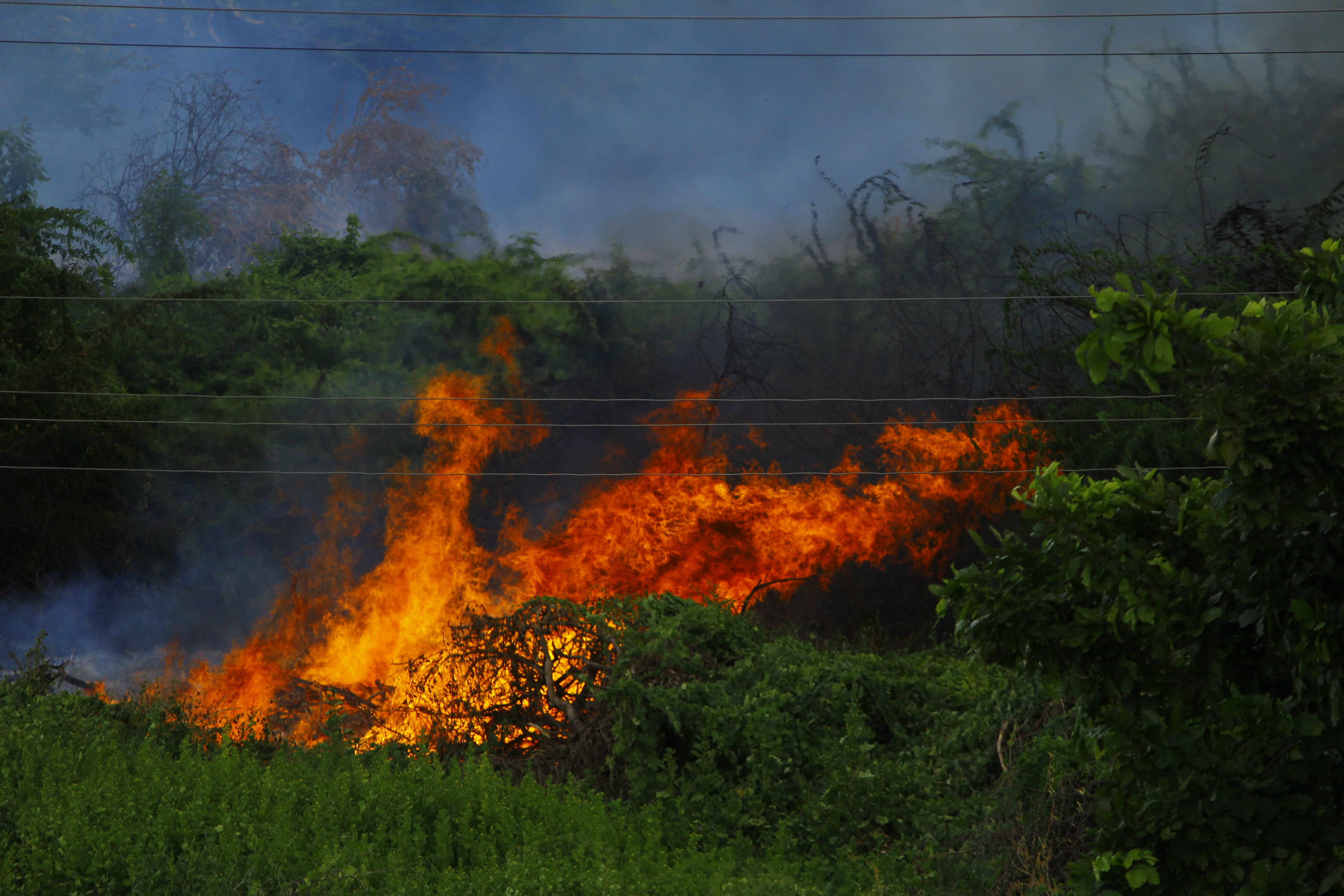 Incêndio continua ativo após 12 dias e preocupa moradores de Itacoatiara
