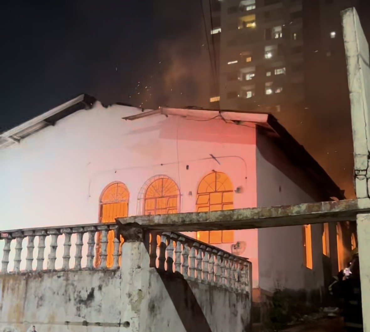 Fogo consome casa no Aleixo