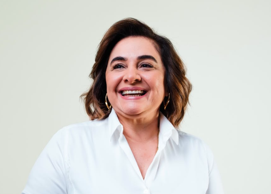 Maria do Carmo vota pela manhã e acompanha apuração em família neste domingo