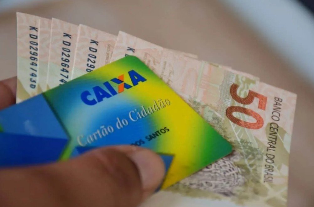 Abono salarial tem novo lote de pagamentos; consulta pode ser feita pelo celular