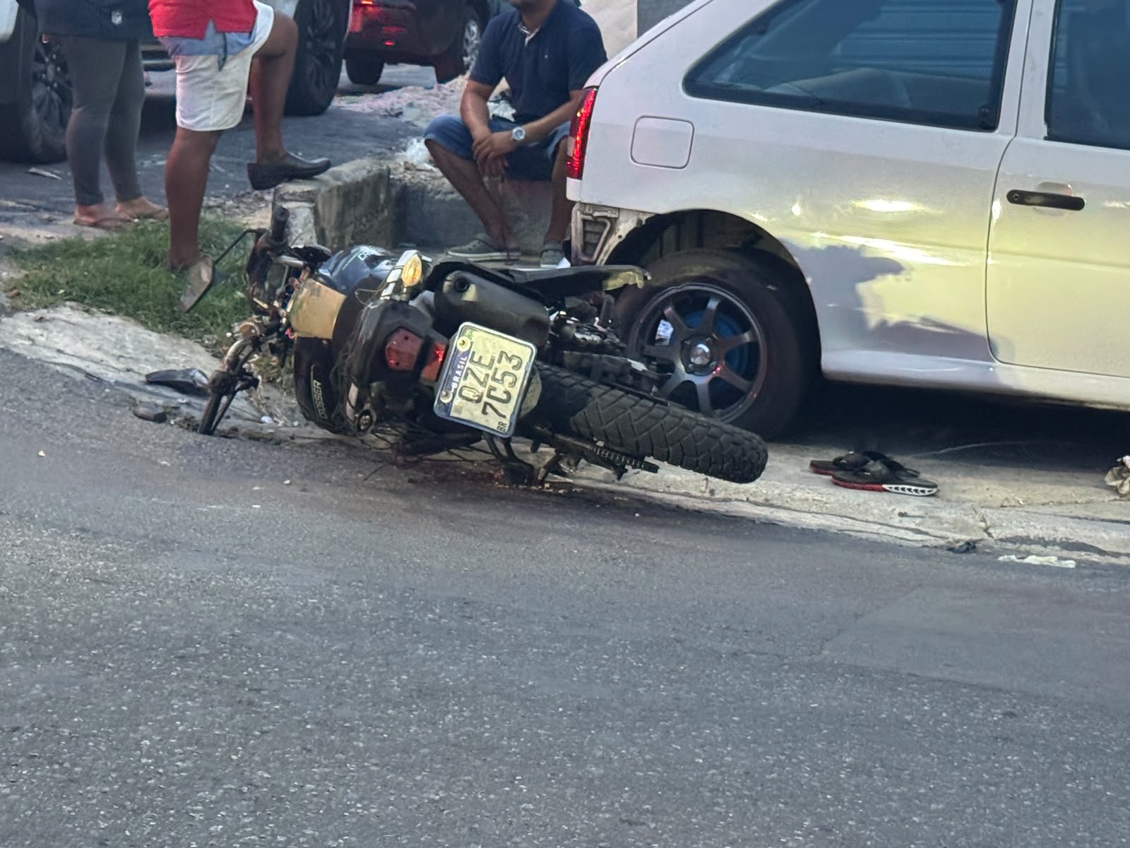 Grave acidente de trânsito deixa motociclista com perna decepada em Manaus
