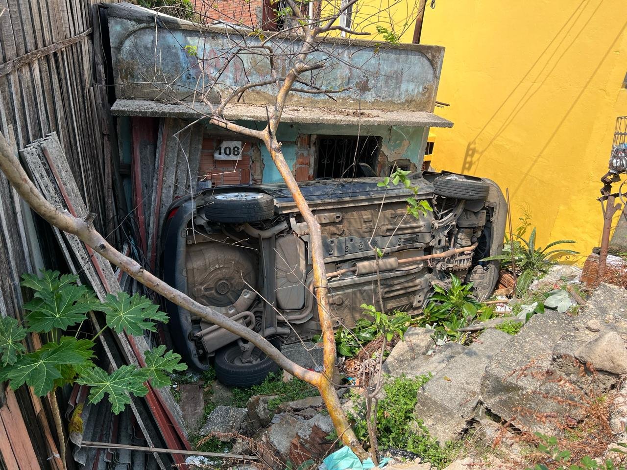 Carro capota, invade quintal e atinge residência na Compensa