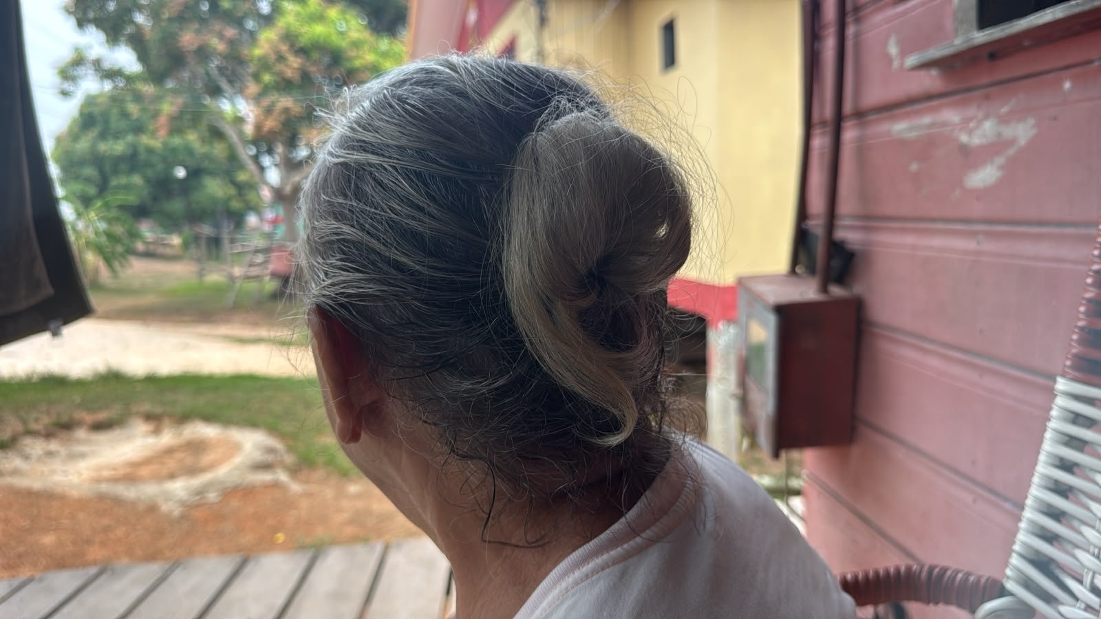 ‘A fumaça tira até o fôlego’: moradora relata sufoco causado por incêndios no Careiro da Várzea
