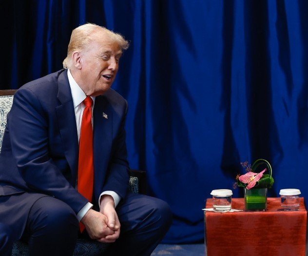 Às vésperas do 1º turno, Trump afirma que monitora eleição brasileira