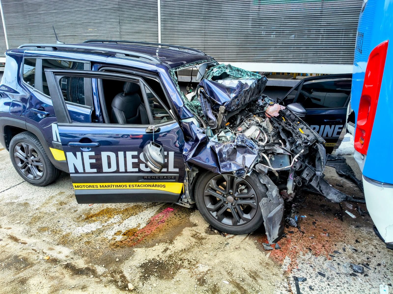 Motorista perde o controle de carro e colide contra ônibus na avenida Constantino Nery