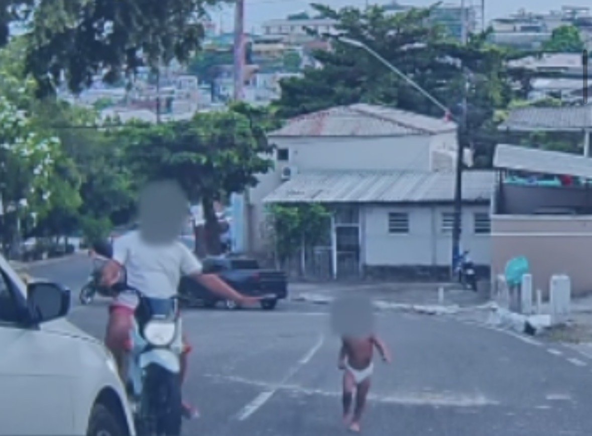 Criança é flagrada correndo no meio de avenida movimentada em Manaus; video