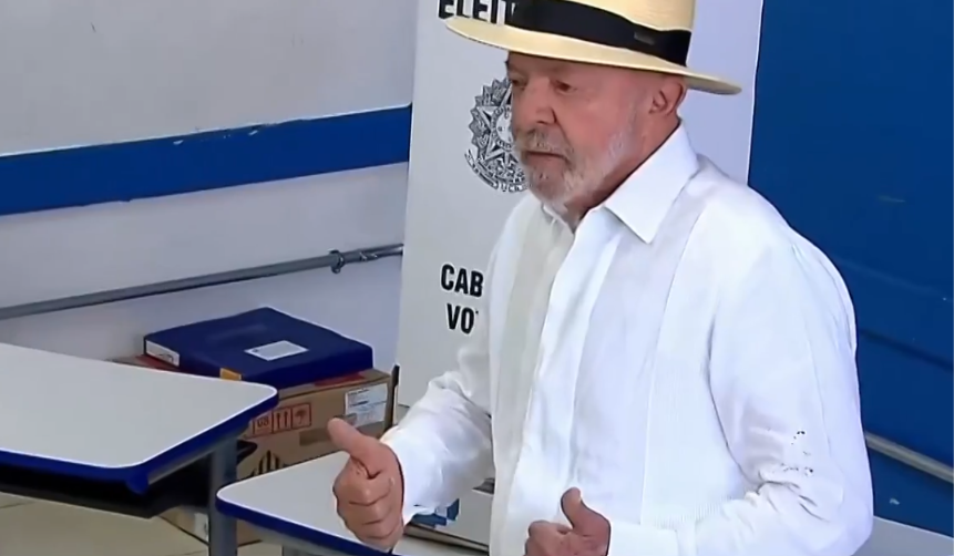 Lula vota em São Bernardo do Campo e diz estar confiante